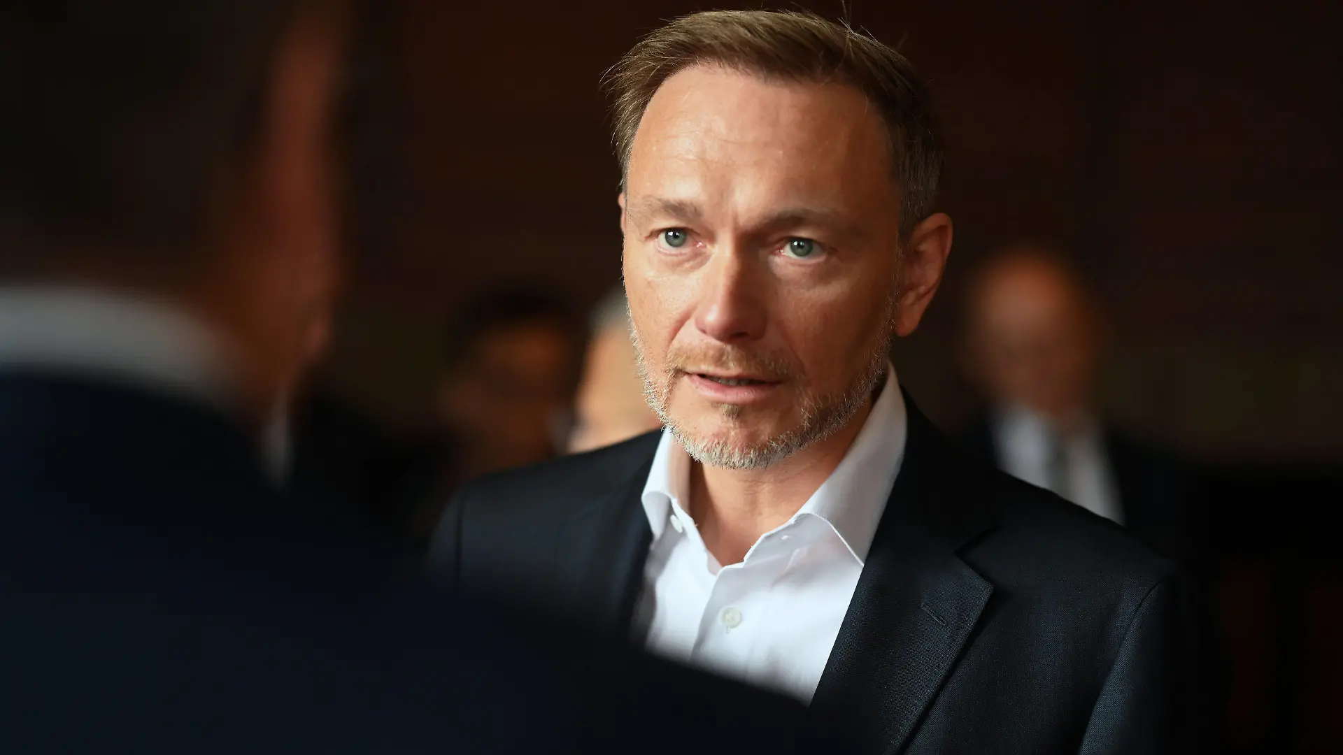 30.09.2023, Niedersachsen, Oldenburg: Christian Lindner (FDP), Bundesfinanzminister, unterhält sich im alten Rathaus mit Jürgen Krogmann (SPD), Oberbürgermeister von Oldenburg. In seiner Funktion als amtierender Grünkohlkönig der Stadt Oldenburg nahm Lindner am Festumzug zum Kramermarkt teil. Foto: Lars Penning/dpa +++ dpa-Bildfunk +++