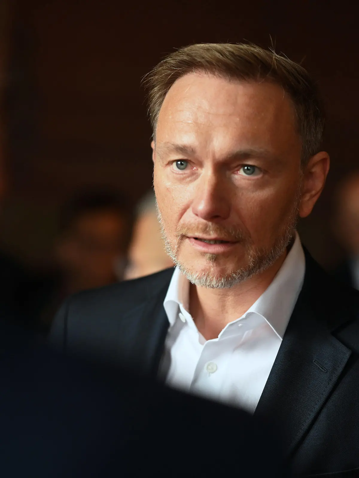 30.09.2023, Niedersachsen, Oldenburg: Christian Lindner (FDP), Bundesfinanzminister, unterhält sich im alten Rathaus mit Jürgen Krogmann (SPD), Oberbürgermeister von Oldenburg. In seiner Funktion als amtierender Grünkohlkönig der Stadt Oldenburg nahm Lindner am Festumzug zum Kramermarkt teil. Foto: Lars Penning/dpa +++ dpa-Bildfunk +++