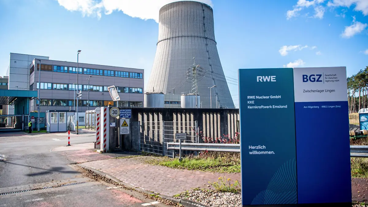 18.10.2022, Niedersachsen, Lingen: Das Kernkraftwerk Emsland. Die verbleibenden drei deutschen Atomkraftwerke sollen maximal bis zum 15. April 2023 weiterlaufen können. Das hat Kanzler Olaf Scholz (SPD) entschieden. (zu dpa "Scholz spricht Machtwort: Drei AKW sollen länger laufen können") Foto: Sina Schuldt/dpa +++ dpa-Bildfunk +++