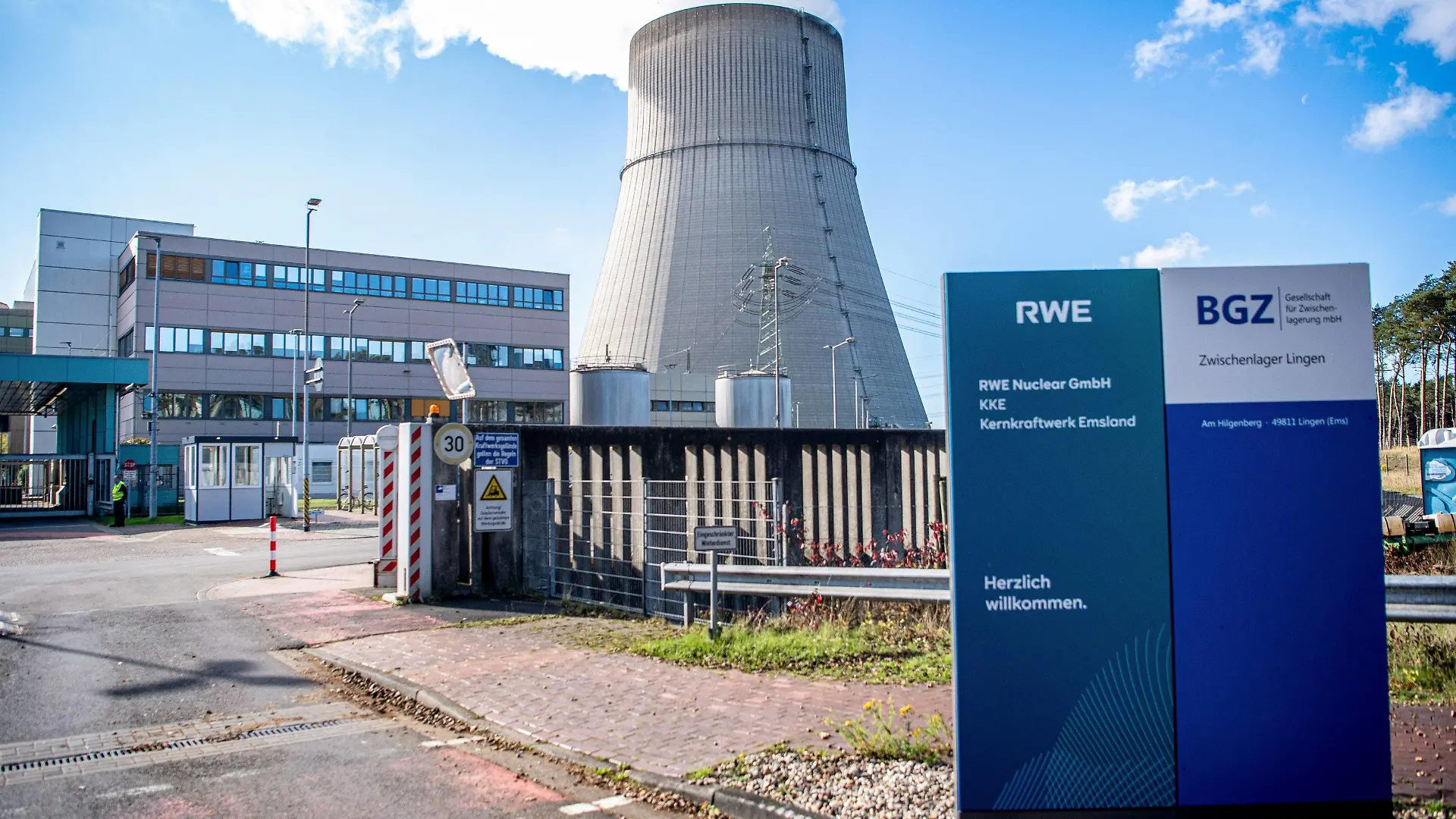 18.10.2022, Niedersachsen, Lingen: Das Kernkraftwerk Emsland. Die verbleibenden drei deutschen Atomkraftwerke sollen maximal bis zum 15. April 2023 weiterlaufen können. Das hat Kanzler Olaf Scholz (SPD) entschieden. (zu dpa "Scholz spricht Machtwort: Drei AKW sollen länger laufen können") Foto: Sina Schuldt/dpa +++ dpa-Bildfunk +++