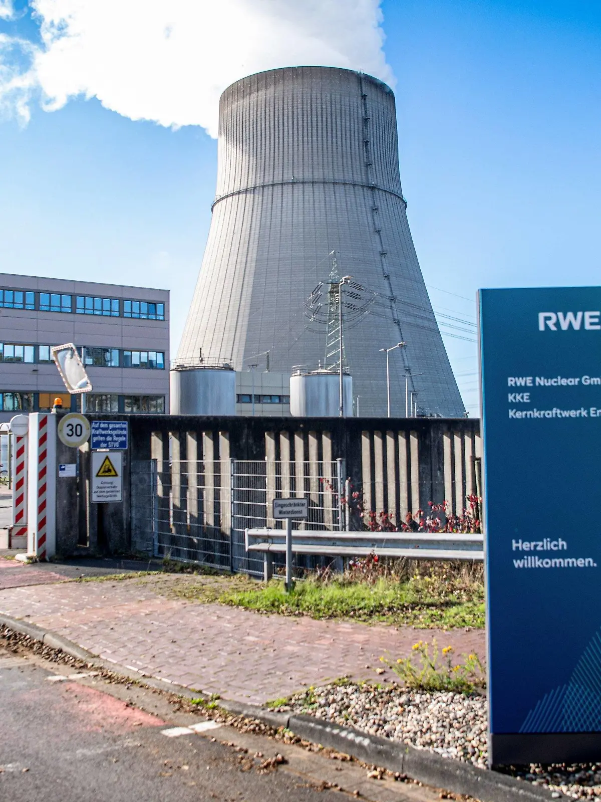 18.10.2022, Niedersachsen, Lingen: Das Kernkraftwerk Emsland. Die verbleibenden drei deutschen Atomkraftwerke sollen maximal bis zum 15. April 2023 weiterlaufen können. Das hat Kanzler Olaf Scholz (SPD) entschieden. (zu dpa "Scholz spricht Machtwort: Drei AKW sollen länger laufen können") Foto: Sina Schuldt/dpa +++ dpa-Bildfunk +++