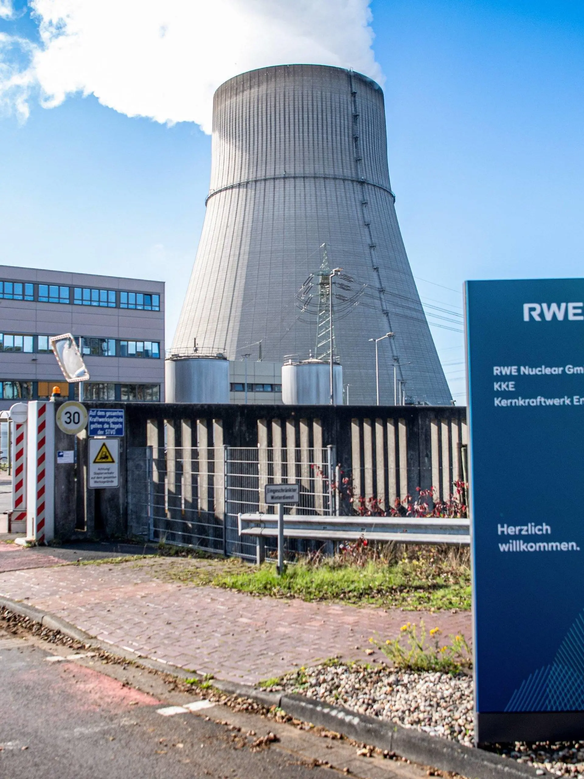 18.10.2022, Niedersachsen, Lingen: Das Kernkraftwerk Emsland. Die verbleibenden drei deutschen Atomkraftwerke sollen maximal bis zum 15. April 2023 weiterlaufen können. Das hat Kanzler Olaf Scholz (SPD) entschieden. (zu dpa "Scholz spricht Machtwort: Drei AKW sollen länger laufen können") Foto: Sina Schuldt/dpa +++ dpa-Bildfunk +++