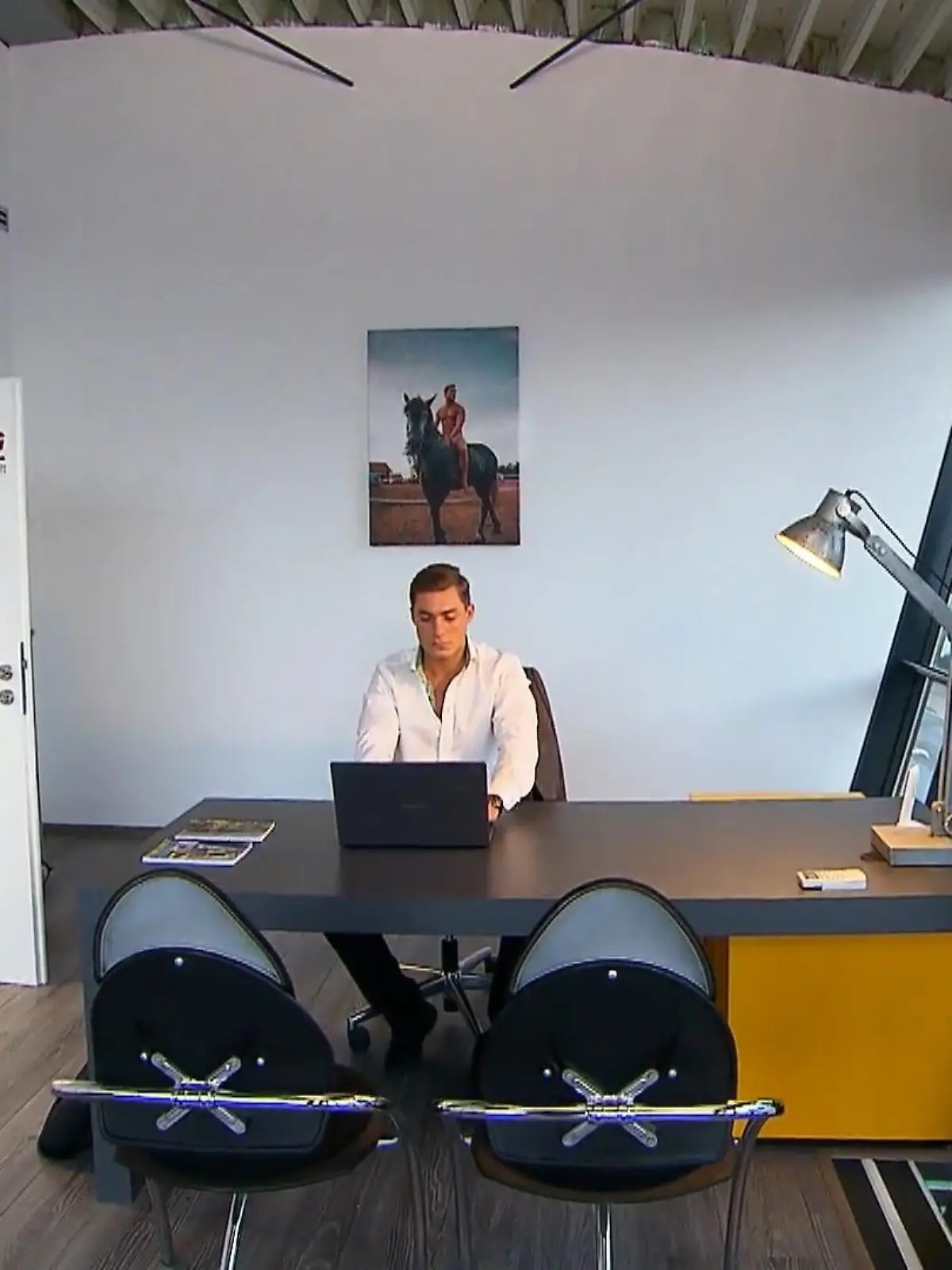 Eine Schule für Influencer? Ja, richtig gehört! Reality-TV-Star Henrik Stoltenberg, der sich gerne mal nackt auf einem Pferd präsentiert, möchte sein „Know-How“ in Sachen Selbstdarstellung jetzt an die Internet-Star von morgen weitergeben. Einblicke in Henriks heilige Hallen und seine ersten Schützlinge, zeigen wir im Video.
