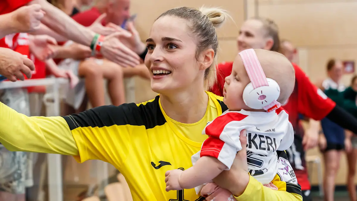 Dinah Eckerle Thueringer HC, 12, Torhueterin mit Nachwuchs beim Abklatschen nach dem Spiel, 9/9/2023, Bad Langensalza Deutschland, Handball, Bundesliga Frauen, Thueringer HC - TSV Bayer 04 Leverkusen *** Dinah Eckerle Thueringer HC, 12, goalkeeper with offspring clapping after the game, 9 9 2023, Bad Langensalza Germany , Handball, Bundesliga Women, Thueringer HC TSV Bayer 04 Leverkusen xprx