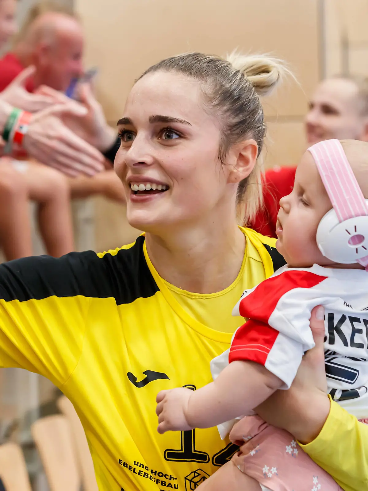 Dinah Eckerle Thueringer HC, 12, Torhueterin mit Nachwuchs beim Abklatschen nach dem Spiel, 9/9/2023, Bad Langensalza Deutschland, Handball, Bundesliga Frauen, Thueringer HC - TSV Bayer 04 Leverkusen *** Dinah Eckerle Thueringer HC, 12, goalkeeper with offspring clapping after the game, 9 9 2023, Bad Langensalza Germany , Handball, Bundesliga Women, Thueringer HC TSV Bayer 04 Leverkusen xprx