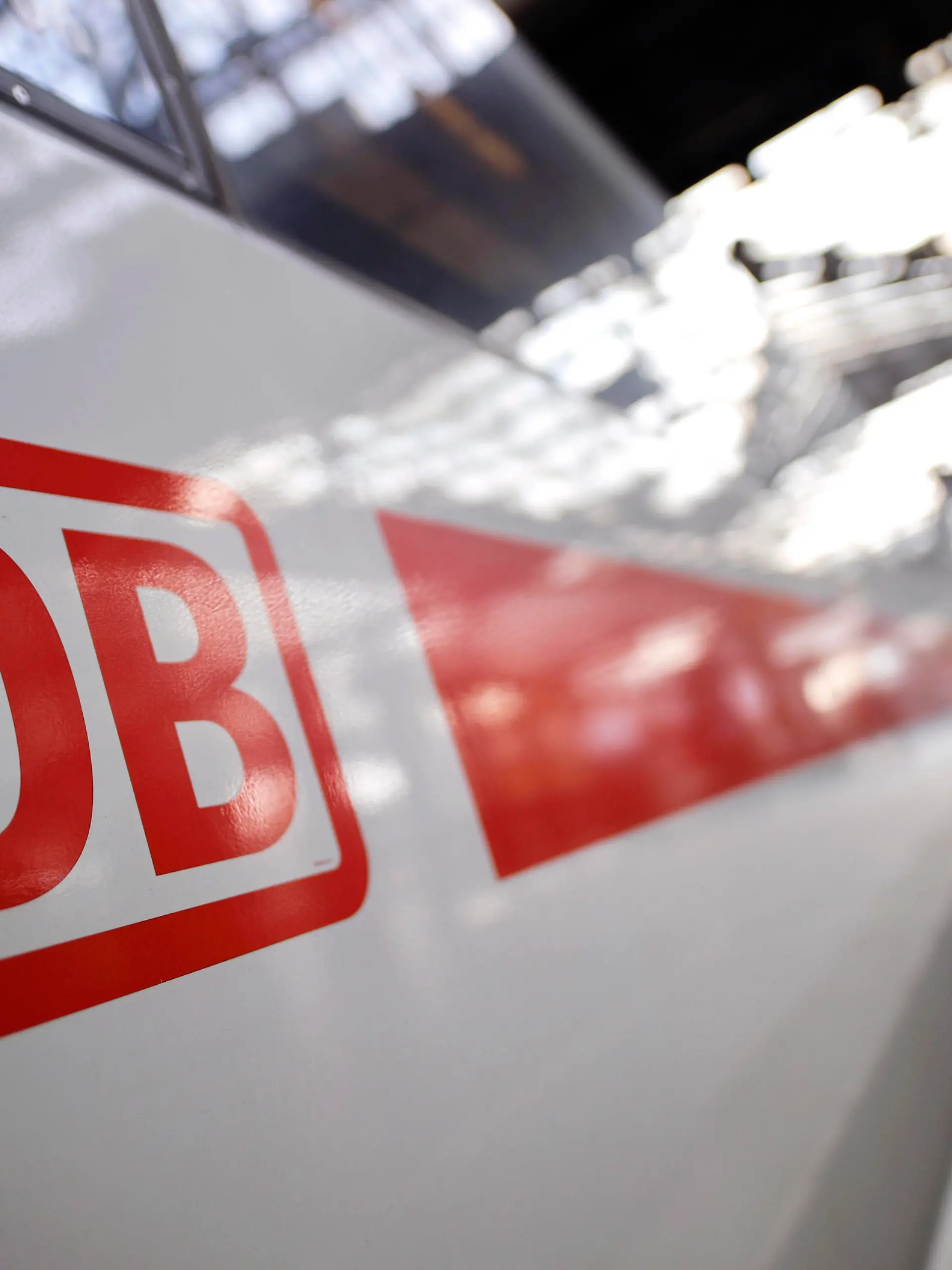 Preiserhöhungen im Bord-Bistro der Deutschen Bahn haben große Diskussionen unter den Kunden ausgelöst. Im Bild ein ICE, wie er ein DB-Bordbistro enthält, am Kölner Hauptbahnhof. Themenbild, Symbolbild Köln, 02.05.2021 *** Price increases at Deutsche Bahns on-board bistro have sparked major discussions among customers Pictured is an ICE train, as it contains a DB on-board bistro, at Cologne Central Station Topic Image, Symbol Image Cologne, 02 05 2021 Foto:xC.xHardtx/xFuturexImage