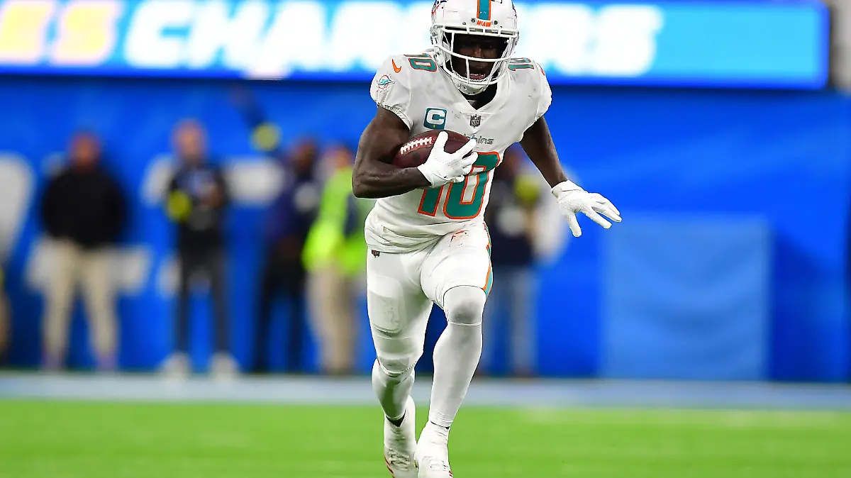 NFL, American Football Herren, USA Miami Dolphins at Los Angeles Chargers Dec 11, 2022 Inglewood, California, USA Miami Dolphins wide receiver Tyreek Hill 10 runs the ball for a touchdown after a fumble recovery against the Los Angeles Chargers during the first half at SoFi Stadium. Inglewood SoFi Stadium California USA, EDITORIAL USE ONLY PUBLICATIONxINxGERxSUIxAUTxONLY Copyright: xGaryxA.xVasquezx 20221211_gav_sv5_030