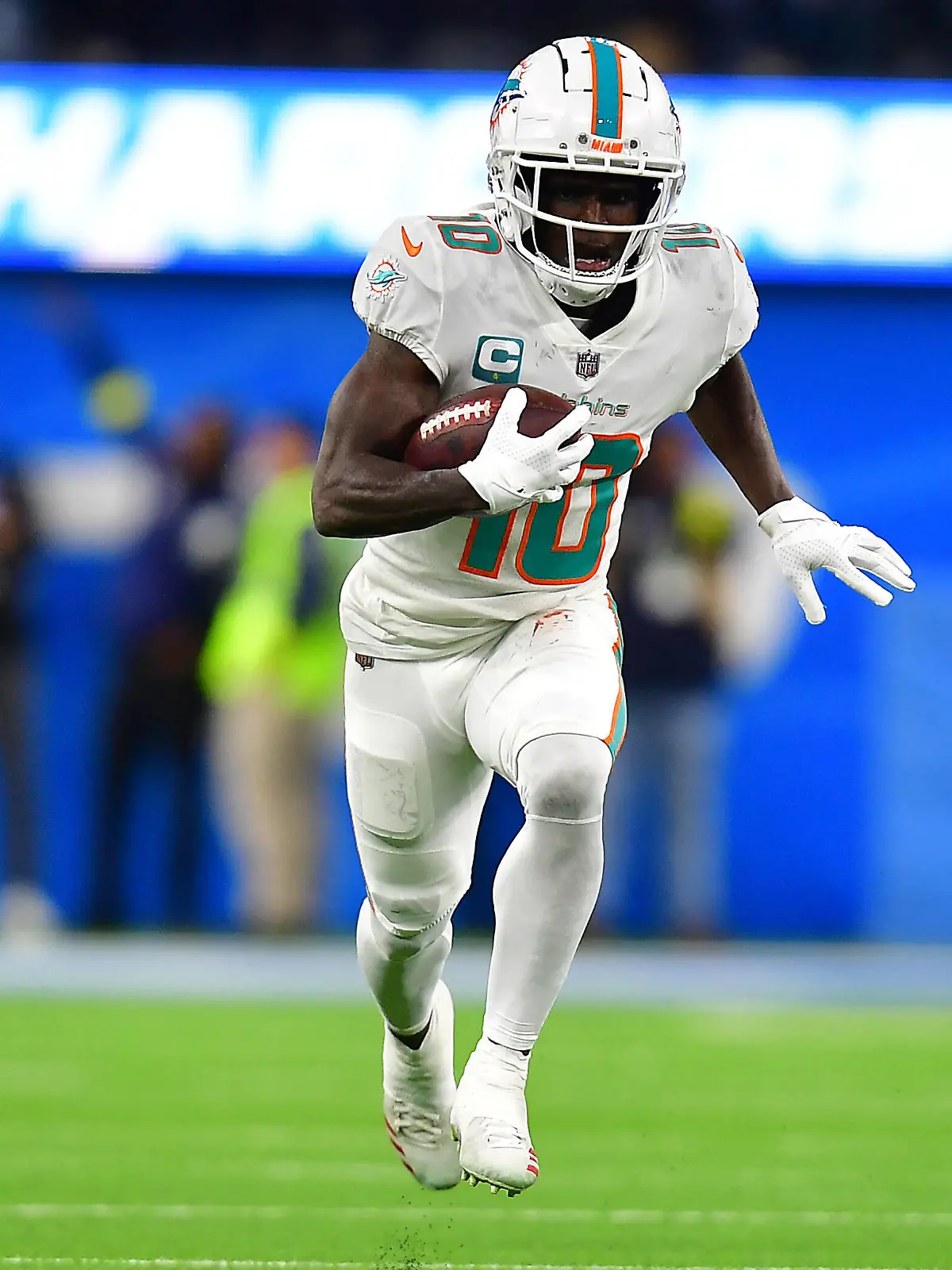 NFL, American Football Herren, USA Miami Dolphins at Los Angeles Chargers Dec 11, 2022 Inglewood, California, USA Miami Dolphins wide receiver Tyreek Hill 10 runs the ball for a touchdown after a fumble recovery against the Los Angeles Chargers during the first half at SoFi Stadium. Inglewood SoFi Stadium California USA, EDITORIAL USE ONLY PUBLICATIONxINxGERxSUIxAUTxONLY Copyright: xGaryxA.xVasquezx 20221211_gav_sv5_030