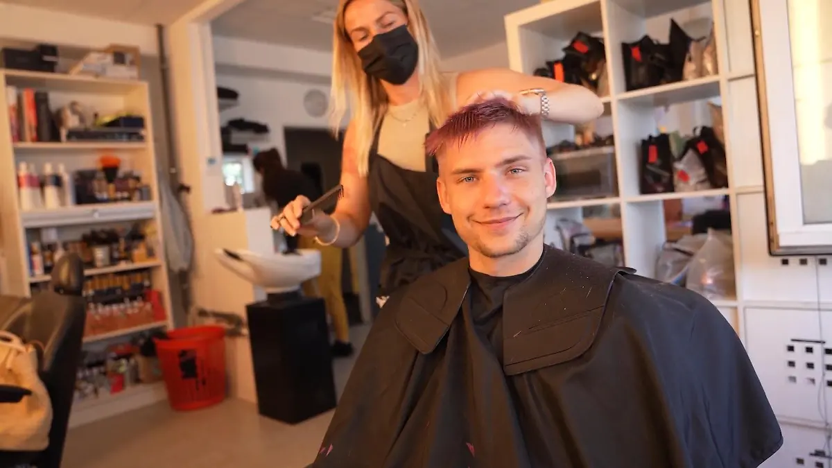 Lennart Borchert in der GZSZ-Maske: Seine Haare werden pink gefärbt.