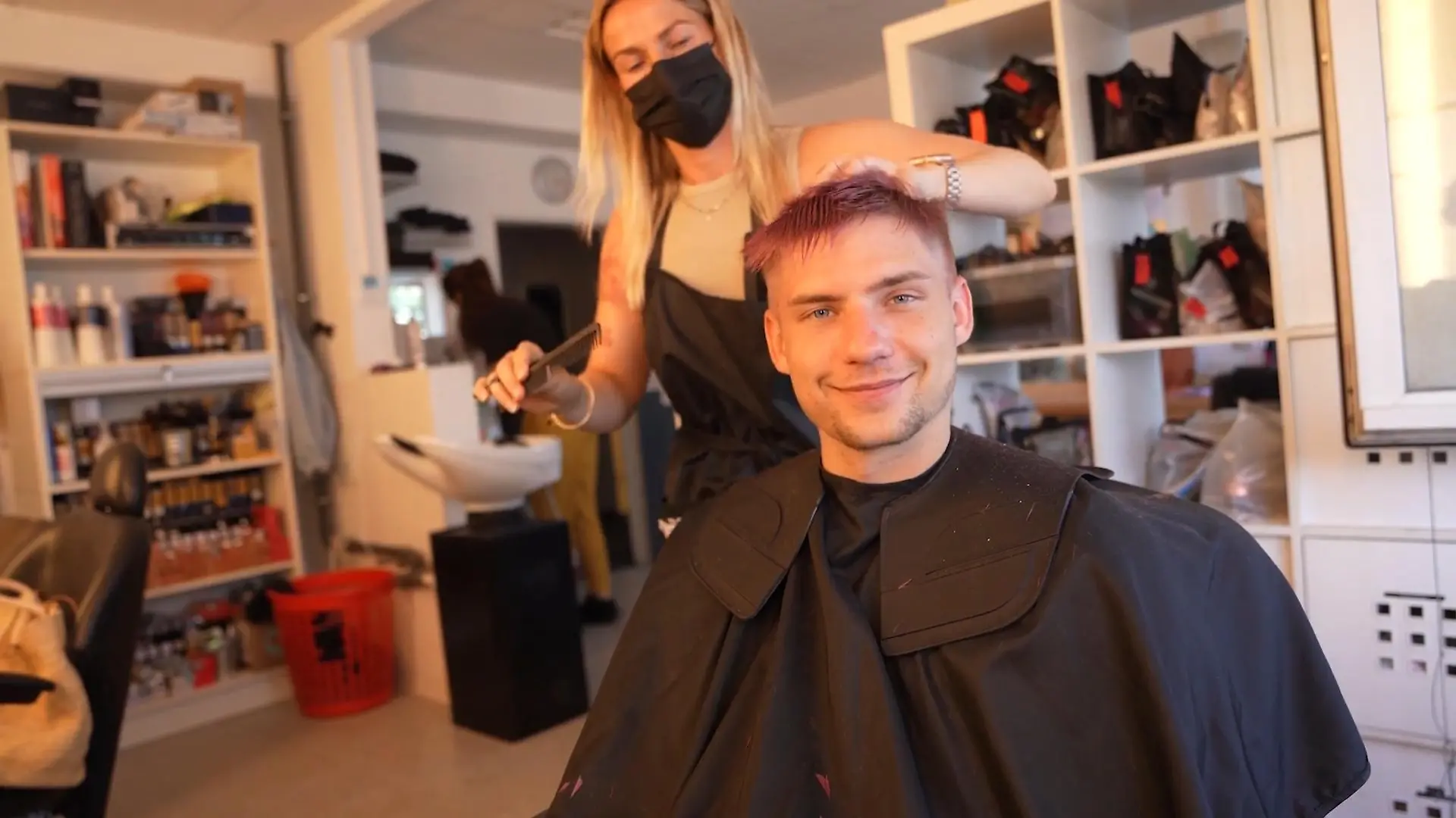Lennart Borchert in der GZSZ-Maske: Seine Haare werden pink gefärbt.