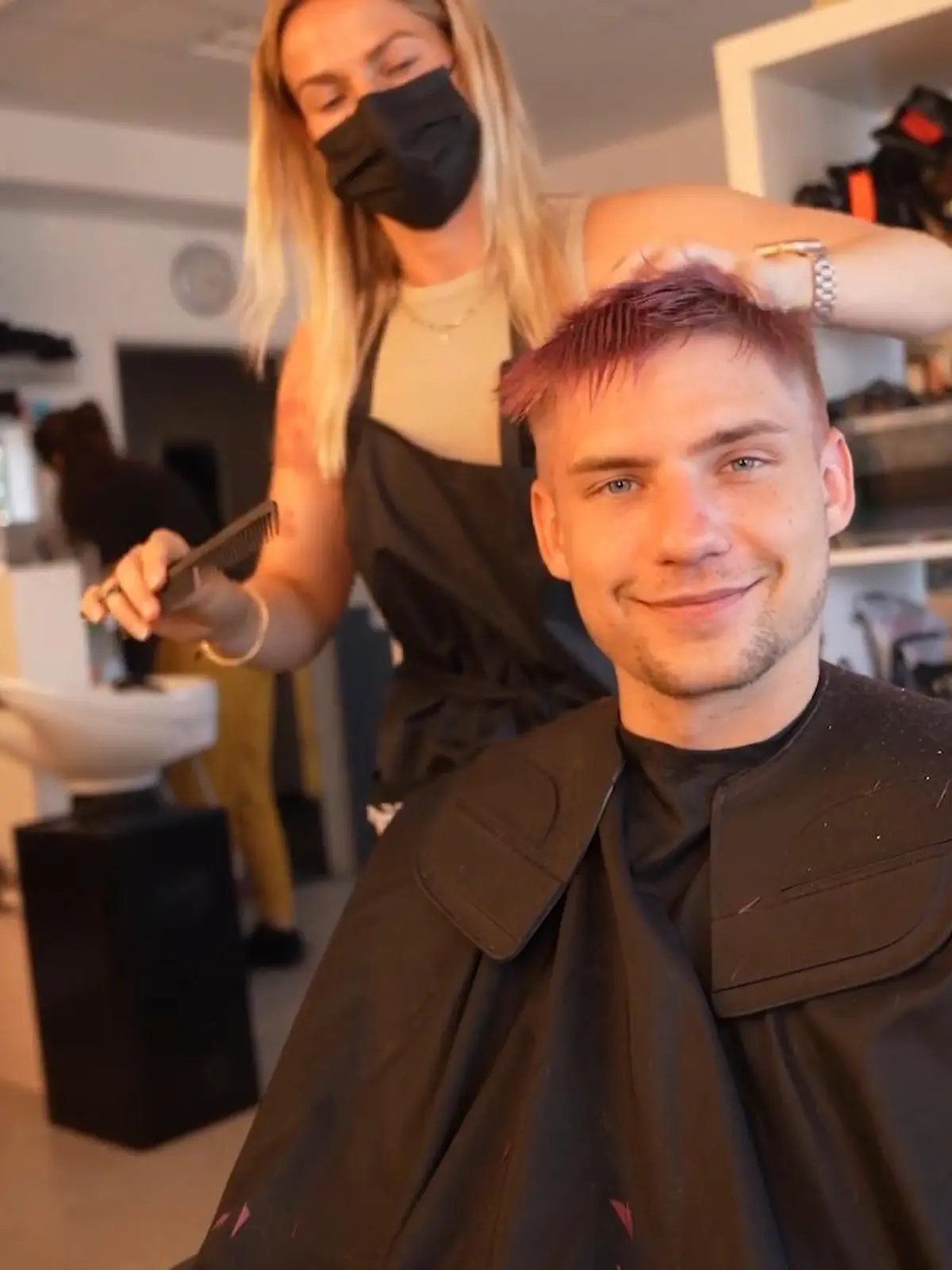 Lennart Borchert in der GZSZ-Maske: Seine Haare werden pink gefärbt.