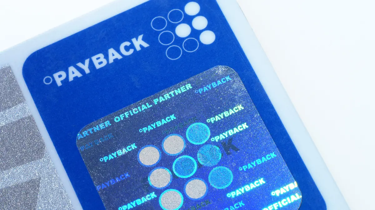 12.02.2005, Hamburg, Deutschland - Eine PAYBACK-Karte. (Symbol, Nahaufnahme, Information, Geldverkehr, Service, Rabattkarte, Paybackkarte, Bonuskarte, Treuekarte, Rabatt, Verguenstigung, Payback-Karte, Kundenkarte, Karte, Daten, Kundendaten, Verbraucherprofil, Bank, Bankwesen, Bank, Wirtschaft, Finanzen, Plastikkarte, Hologramm, Kreise, digital, QF, Vergünstigung) 00W050212D029CARO.JPG