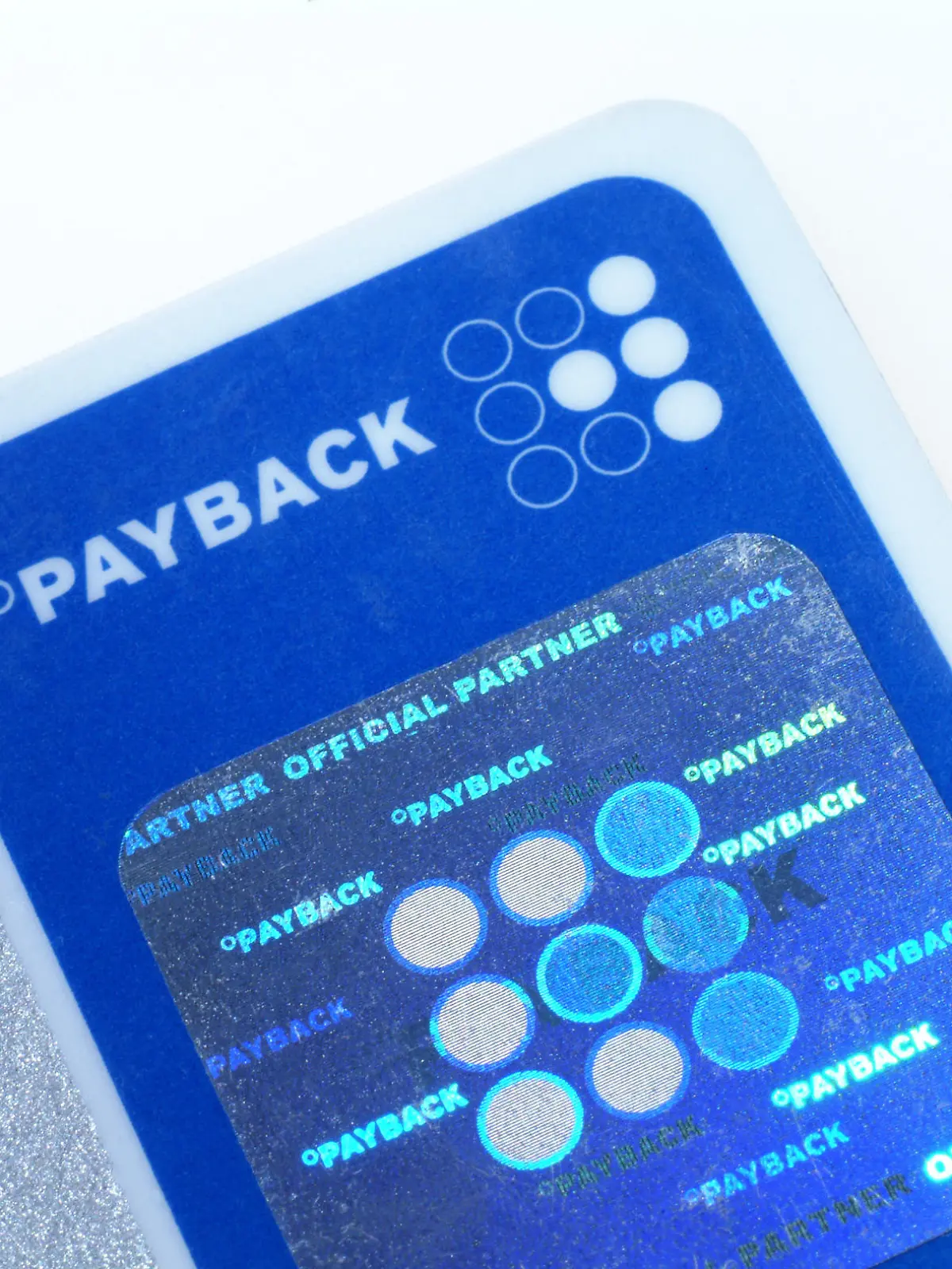12.02.2005, Hamburg, Deutschland - Eine PAYBACK-Karte. (Symbol, Nahaufnahme, Information, Geldverkehr, Service, Rabattkarte, Paybackkarte, Bonuskarte, Treuekarte, Rabatt, Verguenstigung, Payback-Karte, Kundenkarte, Karte, Daten, Kundendaten, Verbraucherprofil, Bank, Bankwesen, Bank, Wirtschaft, Finanzen, Plastikkarte, Hologramm, Kreise, digital, QF, Vergünstigung) 00W050212D029CARO.JPG