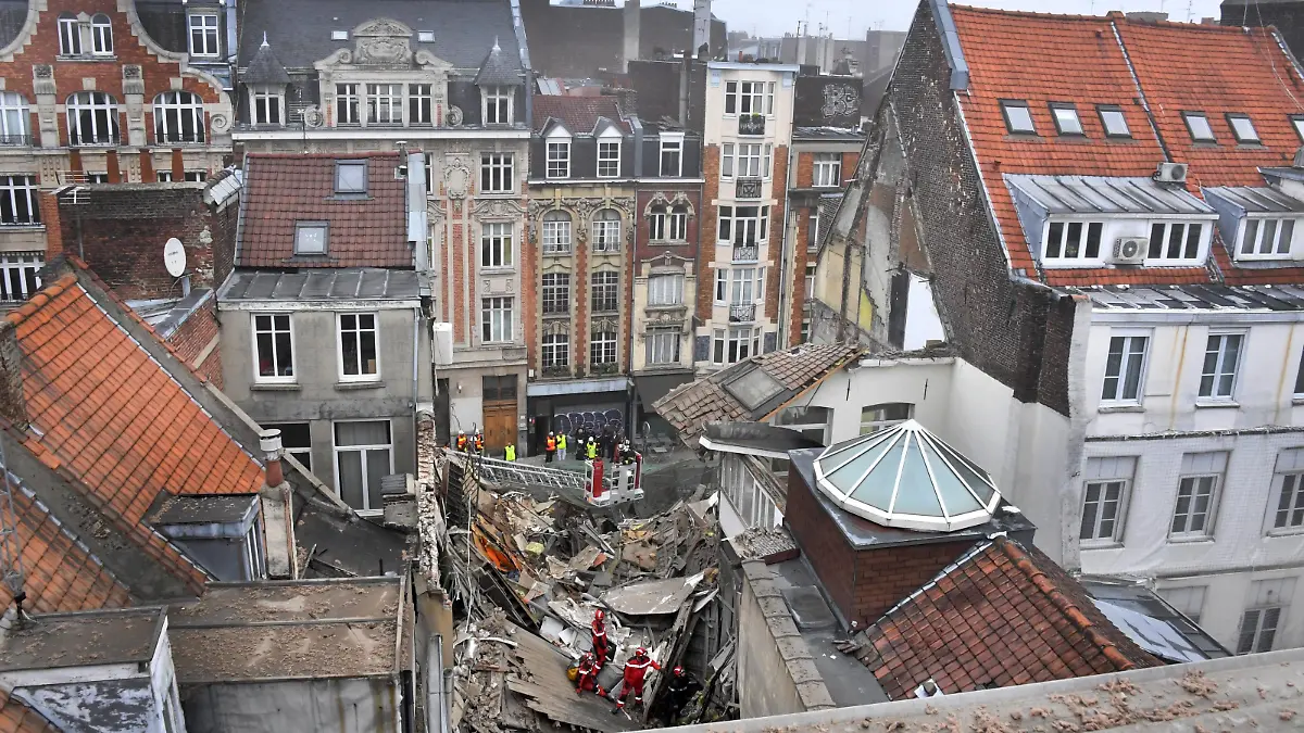 ©PHOTOPQR/VOIX DU NORD/PLM ; 12/11/2022 ; Lille 12 11 2022 Un immeuble s'effondre en plein centre-ville. les secouristes cherchent d'éventuelles victimes, pour l'instant en vain PHOTO PIERRE LE MASSON LA VOIX DU NORD A building collapses in the middle of town. rescuers are looking for possible victims, so far in vain