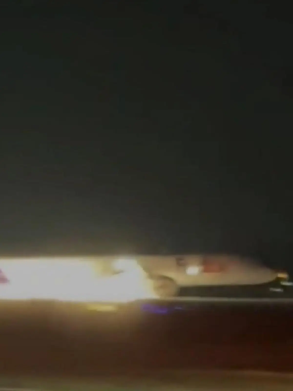 Mittwochnacht treten kurz nach dem Start eines Frachtflugzeugs in Chattanooga (Tennessee, USA) technische Probleme auf. Die Folge: Die Piloten müssen die Boeing 757 wieder landen. Zeugen filmen das waghalsige Manöver, bei dem glücklicherweise niemand verletzt wird.