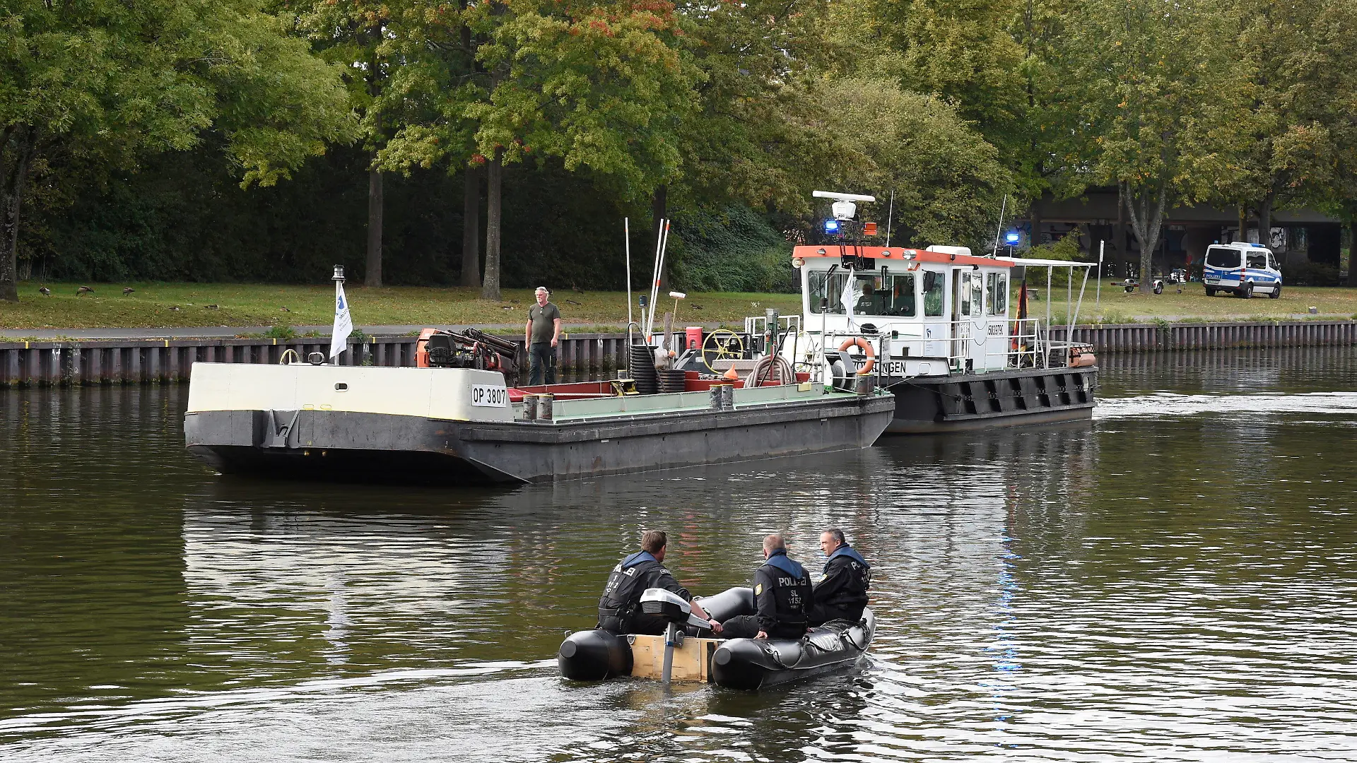 04.10.2023, Saarland, Saarbrücken: Taucher suchen in der Höhe des Staatstheaters in Saarbrücken in der Saar nach einem vermissten Jungen. Von dem seit Montagabend vermissten fünfjährigen Jungen fehlt weiter jede Spur.      (zu dpa «Weiter keine Spur von vermisstem Fünfjährigen - Suche geht weiter») Foto: BeckerBredel/dpa +++ dpa-Bildfunk +++