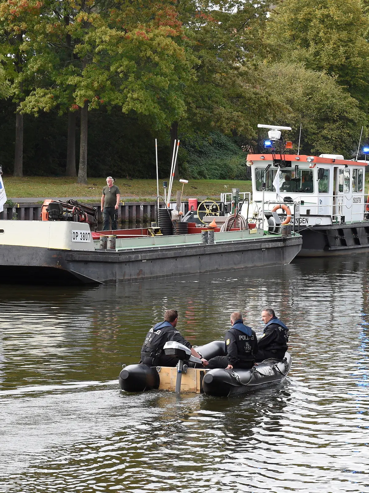 04.10.2023, Saarland, Saarbrücken: Taucher suchen in der Höhe des Staatstheaters in Saarbrücken in der Saar nach einem vermissten Jungen. Von dem seit Montagabend vermissten fünfjährigen Jungen fehlt weiter jede Spur.      (zu dpa «Weiter keine Spur von vermisstem Fünfjährigen - Suche geht weiter») Foto: BeckerBredel/dpa +++ dpa-Bildfunk +++