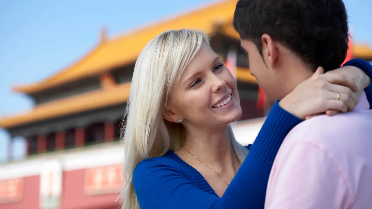 A young couple embracing on a visit to Tiananmen Gate, Beijing, China Beijing China Copyright: xýxBluexJeanxImagesxLLCx bji0124_0048