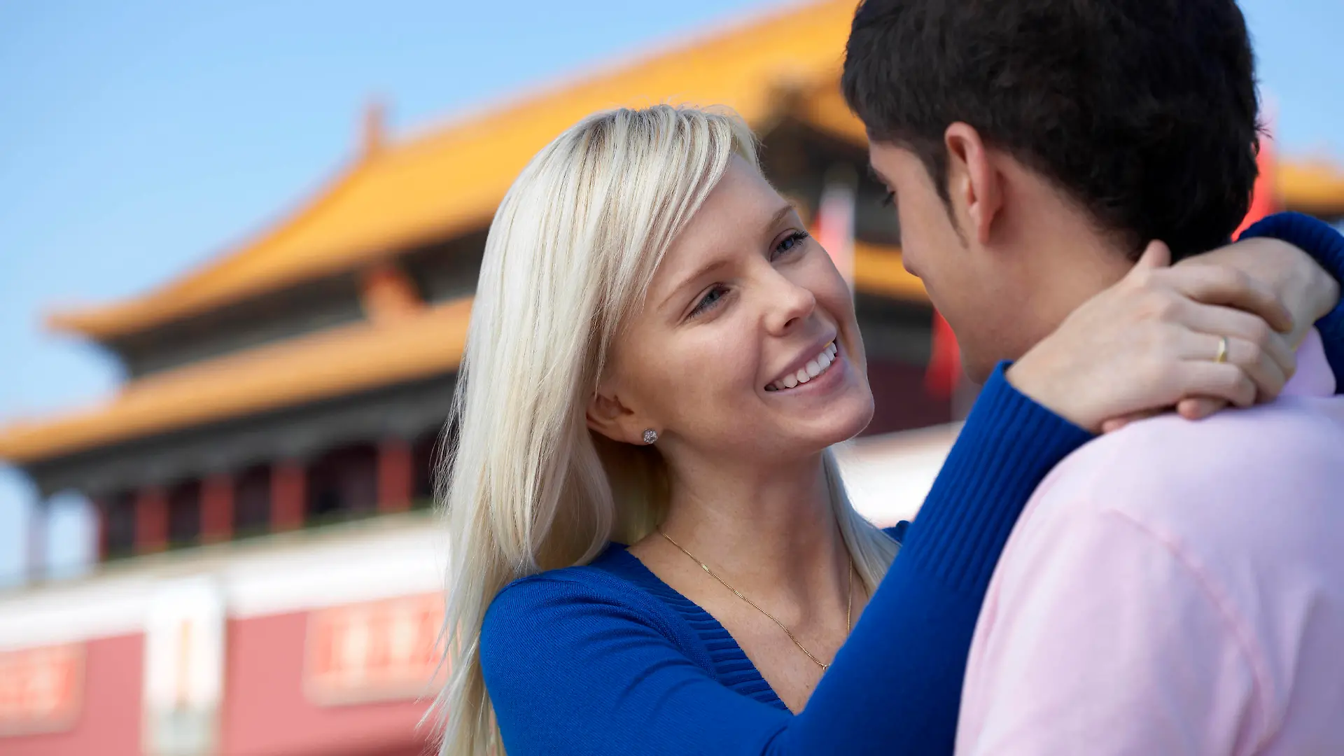 A young couple embracing on a visit to Tiananmen Gate, Beijing, China Beijing China Copyright: xýxBluexJeanxImagesxLLCx bji0124_0048