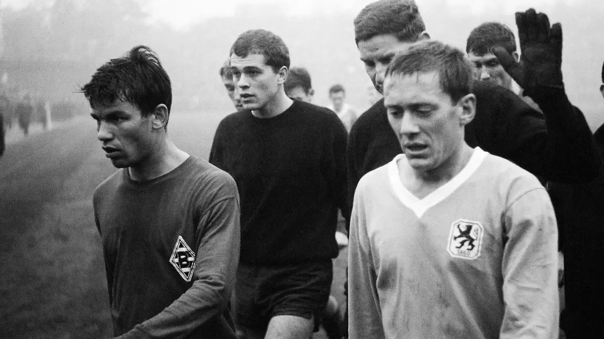Bildnummer: 02314880 Datum: 12.11.1966 Copyright: imago/Werner Otto
Abgang v.li.: Gerhard Elfert, Torwart Volker Danner (beide Gladbach), Keeper Petar Radenkovic und Rudolf Steiner (beide 1860); quer Saison 1966/1967, Borussia Mönchengladbach - TSV 1860 München 2:3, Vneg, Vsw Mönchengladbach Fußball 1. BL Herren Mannschaft Deutschland Gruppenbild Randmotiv Personen