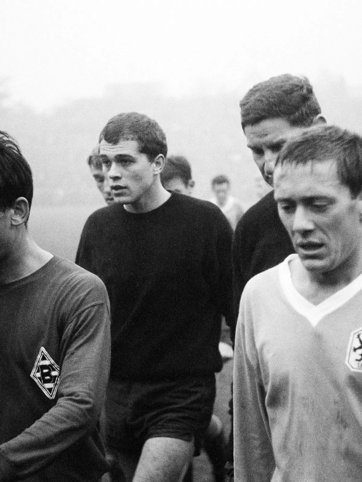 Bildnummer: 02314880  Datum: 12.11.1966  Copyright: imago/Werner Otto
Abgang v.li.: Gerhard Elfert, Torwart Volker Danner (beide Gladbach), Keeper Petar Radenkovic und Rudolf Steiner (beide 1860); quer Saison 1966/1967, Borussia Mönchengladbach - TSV 1860 München 2:3, Vneg, Vsw Mönchengladbach Fußball 1. BL Herren Mannschaft Deutschland Gruppenbild Randmotiv Personen