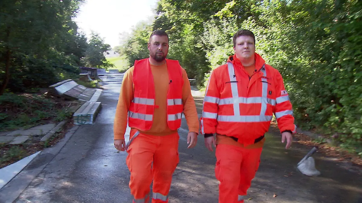 Andreas Lubitz (li.) und Marvin Gerdes von der Stadtreinigung sind Hamburgs Engel in Orange.