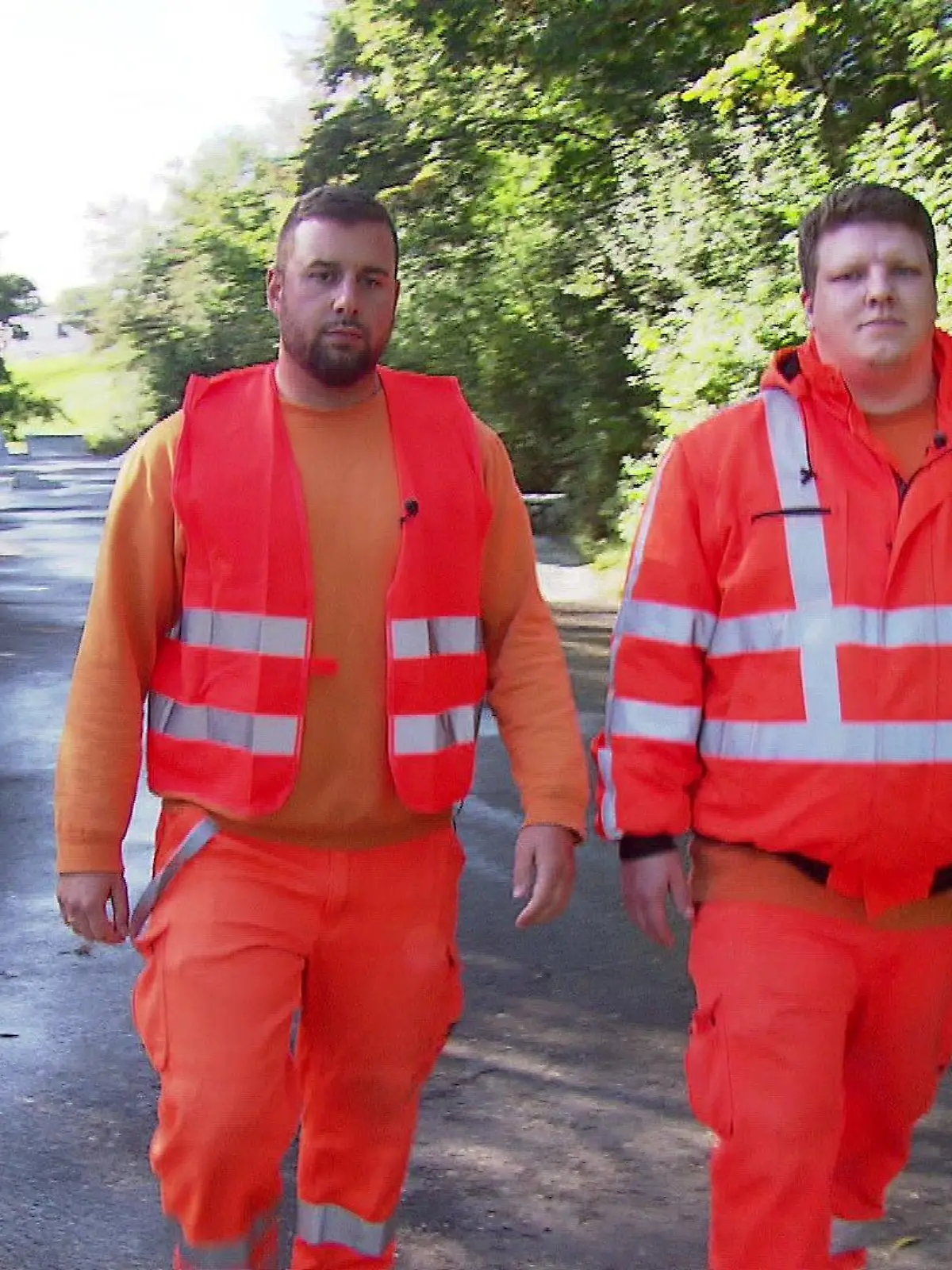 Andreas Lubitz (li.) und Marvin Gerdes von der Stadtreinigung sind Hamburgs Engel in Orange.