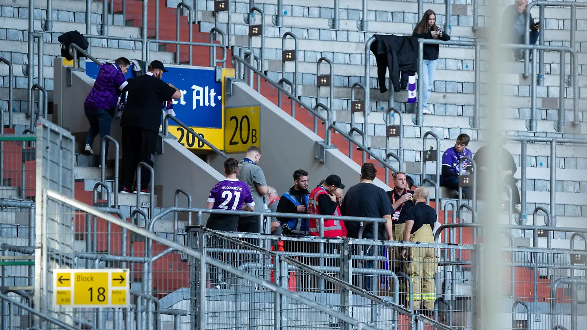 2. Fussball Bundesliga: Fortuna Duesseldorf - VfL Osnabrueck 06.10.2023 Bis zum Spielanfang ist ein Fan aus Osnabrueck runtergefallen, auf dem Bild sehen wir dass Fans und Sicherheitsdienst stehen neben Eingang, wo Fan Hilfe bekommt 2. Fussball Bundesliga: Fortuna Duesseldorf - VfL Osnabrueck Merkur Spielarena Duesseldorf 06.10.2023 DFL REGULATIONS PROHIBIT ANY USE OF PHOTOGRAPHS AS IMAGE SEQUENCES AND/OR QUASI-VIDEO *** 2 Football Bundesliga Fortuna Duesseldorf VfL Osnabrueck 06 10 2023 Until the start of the game a fan from Osnabrueck fell down, on the picture we see that fans and security are standing next to entrance where fan gets help 2 Football Bundesliga Fortuna Duesseldorf VfL Osnabrueck Merkur Spielarena Duesseldorf 06 10 2023 DFL REGULATES PROHIBIT ANY USE OF PHOTOGRAPHS AS IMAGE SEQUENCES AND OR QUASI VIDEO Copyright: xBEAUTIFULxSPORTS/Buriakovx