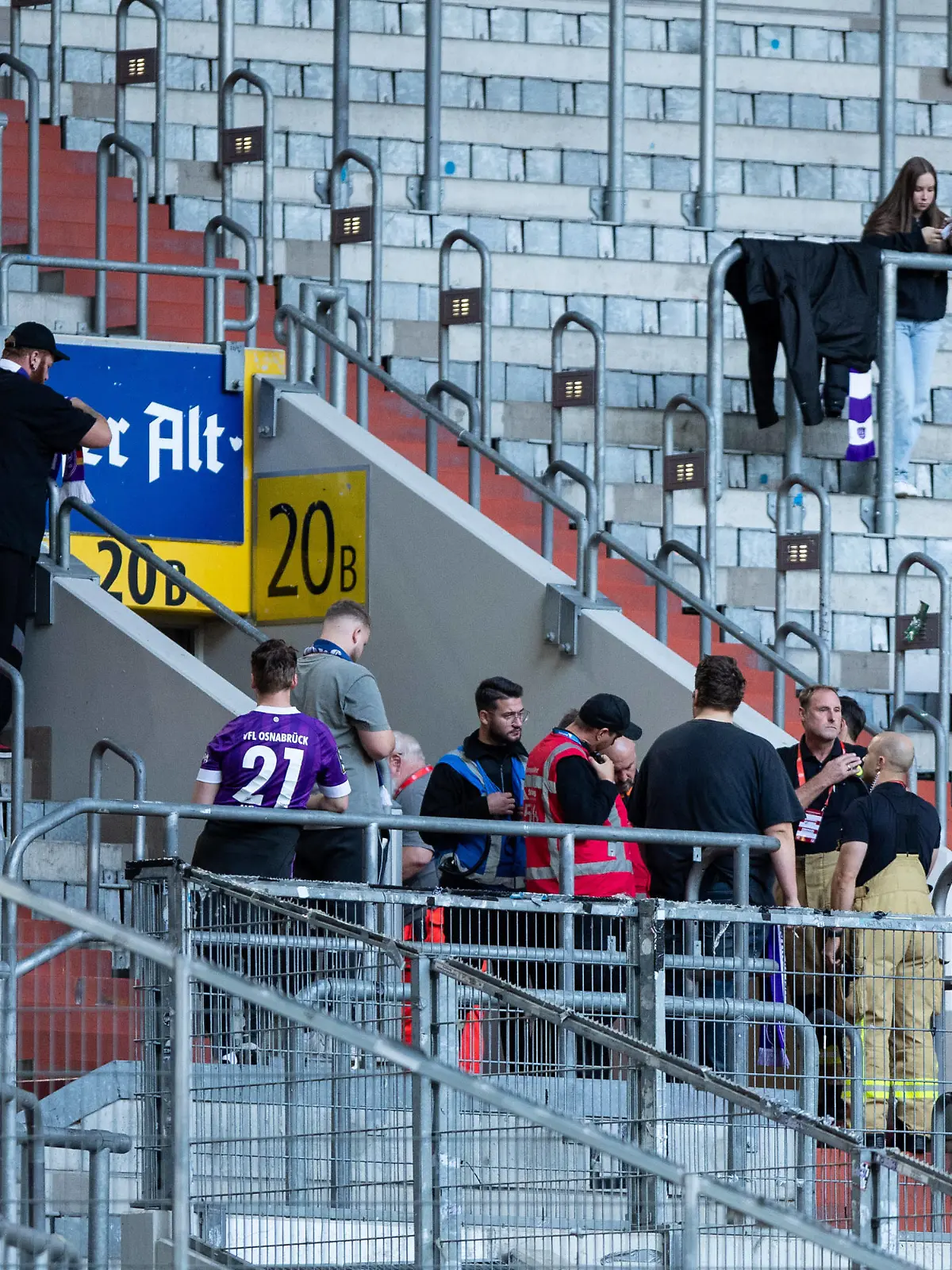 2. Fussball Bundesliga: Fortuna Duesseldorf - VfL Osnabrueck 06.10.2023 Bis zum Spielanfang ist ein Fan aus Osnabrueck runtergefallen, auf dem Bild sehen wir dass Fans und Sicherheitsdienst stehen neben Eingang, wo Fan Hilfe bekommt 2. Fussball Bundesliga: Fortuna Duesseldorf - VfL Osnabrueck Merkur Spielarena Duesseldorf 06.10.2023 DFL REGULATIONS PROHIBIT ANY USE OF PHOTOGRAPHS AS IMAGE SEQUENCES AND/OR QUASI-VIDEO *** 2 Football Bundesliga Fortuna Duesseldorf VfL Osnabrueck 06 10 2023 Until the start of the game a fan from Osnabrueck fell down, on the picture we see that fans and security are standing next to entrance where fan gets help 2 Football Bundesliga Fortuna Duesseldorf VfL Osnabrueck Merkur Spielarena Duesseldorf 06 10 2023 DFL REGULATES PROHIBIT ANY USE OF PHOTOGRAPHS AS IMAGE SEQUENCES AND OR QUASI VIDEO Copyright: xBEAUTIFULxSPORTS/Buriakovx