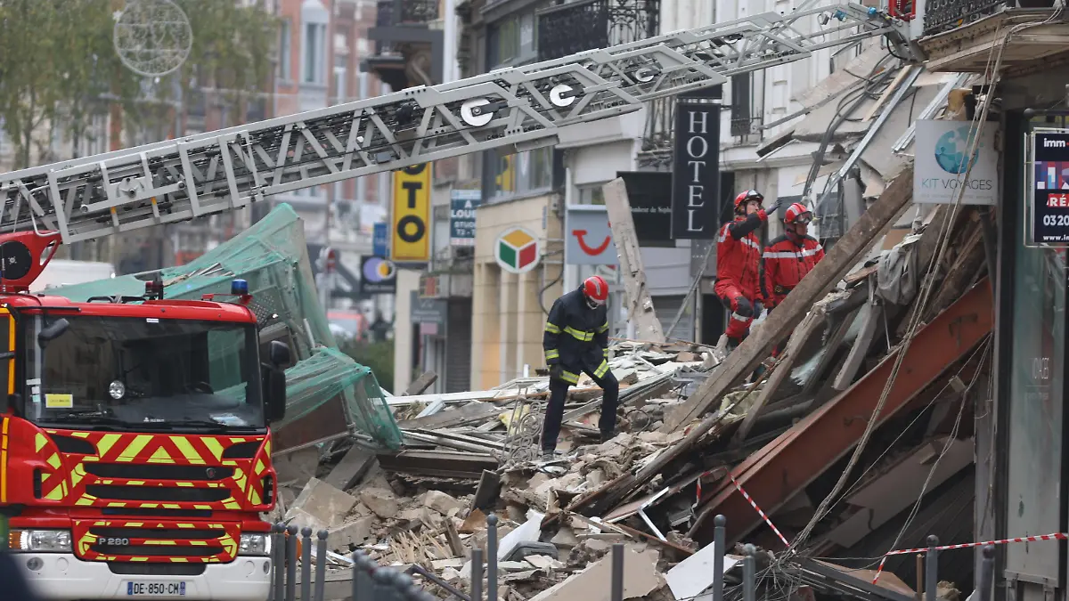 Lille le 12 novembre, deux batiments de la rue Pierre-Mauroy se sont effondres sans faire de victime. 
Two small adjoining buildings collapsed on November 12, 2022 morning in a shopping street in the centre of Lille, without causing any casualties for the moment, the housings having been evacuated during the night as a precaution thanks to the report of a resident who was returning home.//GREUEZFRANCOIS_greuez015/Credit:FRANCOIS GREUEZ/SIPA/2211121418/Credit:FRANCOIS GREUEZ/SIPA/2211121423
