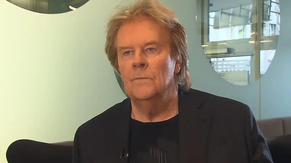 Eine Karriere wie aus dem Bilderbuch – und trotzdem geht Howard Carpendale hart mich sich ins Gericht. Wir haben mit dem Schlager-Star über sein neues (und letztes) Album, seine Karriere und seine Familie gesprochen. Und dann offenbart der 77-Jährige den „größten Fehler seines Lebens“. Welcher das ist, verraten wir im Video. 