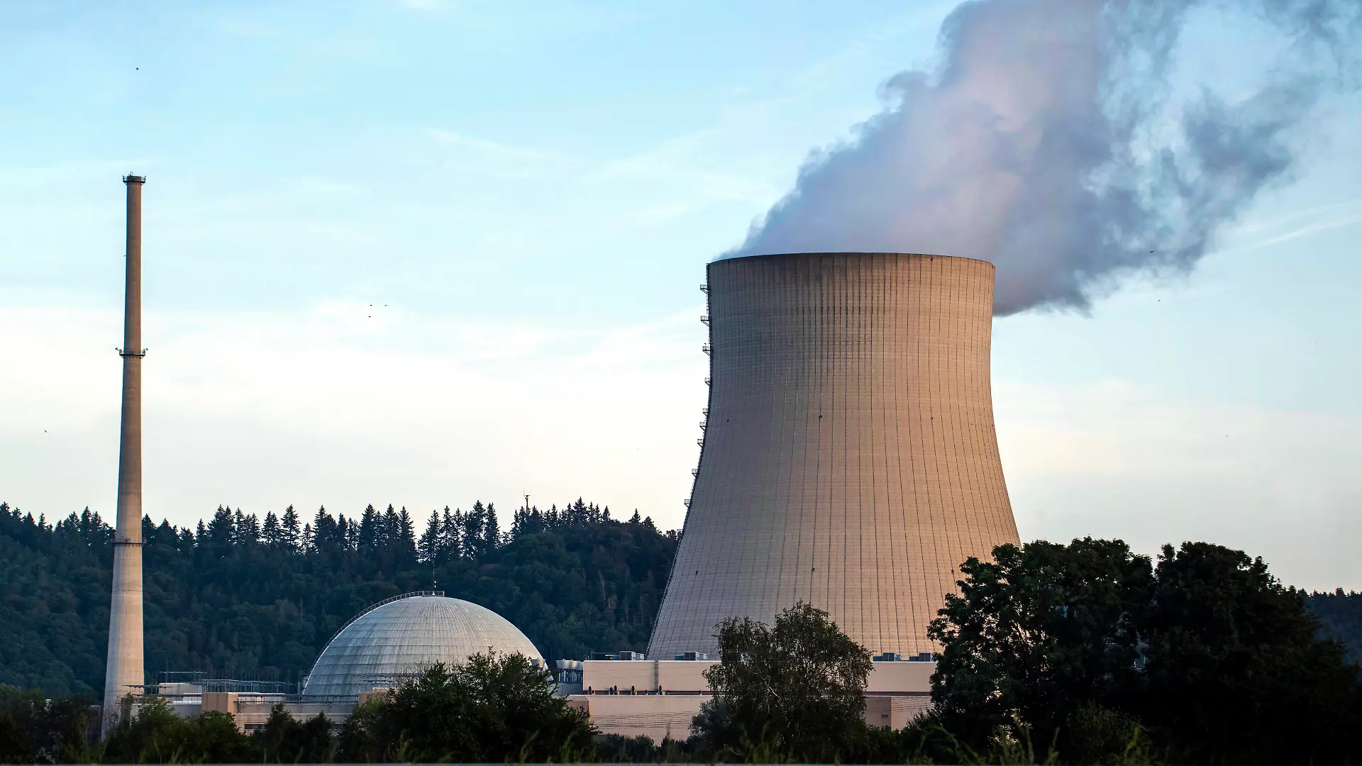 Kernkraftwerk Isar 2 in Essenbach bei Landshut, Abendhimmel, 30. August 2022 Deutschland, Essenbach, Ortsteil Unterahrain, 30. August 2022, Kernkraftwerk Isar 2, Block 2 soll Ende 2022 abgeschaltet werden, Diskussion um Laufzeitverlängerung von Isar 2, Abendhimmel, Strom, Abschalten, Stilllegung, Atomausstieg, Ausstieg oder Verlängerung der Laufzeiten wegen Energiemangel, Streckbetrieb, Betreiber des Kraftwerks ist die PreussenElektra GmbH mit 75 % Beteiligung, die Stadtwerke München mit 25 Prozent, PreussenElektra ist eine Tochtergesellschaft der E.ON, Ukrainekrieg, AKW, Atomkraft, Kernkraft, Atomkraftwerk, Kernkraftwerk, das AKW Isar 2 ist eines der drei letzten aktiven Kernkraftwerke in Deutschland, Kernenergie, Energiekrise, Wirtscha