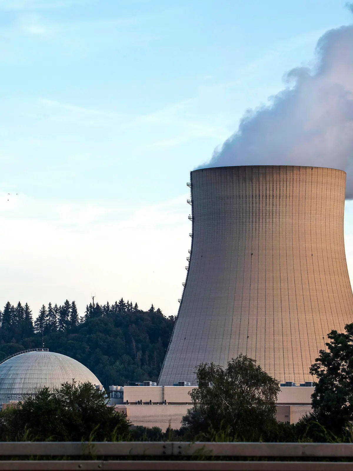  Kernkraftwerk Isar 2 in Essenbach bei Landshut, Abendhimmel, 30. August 2022 Deutschland, Essenbach, Ortsteil Unterahrain, 30. August 2022, Kernkraftwerk Isar 2, Block 2 soll Ende 2022 abgeschaltet werden, Diskussion um Laufzeitverlängerung von Isar 2, Abendhimmel, Strom, Abschalten, Stilllegung, Atomausstieg, Ausstieg oder Verlängerung der Laufzeiten wegen Energiemangel, Streckbetrieb, Betreiber des Kraftwerks ist die PreussenElektra GmbH mit 75 % Beteiligung, die Stadtwerke München mit 25 Prozent, PreussenElektra ist eine Tochtergesellschaft der E.ON, Ukrainekrieg, AKW, Atomkraft, Kernkraft, Atomkraftwerk, Kernkraftwerk, das AKW Isar 2 ist eines der drei letzten aktiven Kernkraftwerke in Deutschland, Kernenergie, Energiekrise, Wirtscha