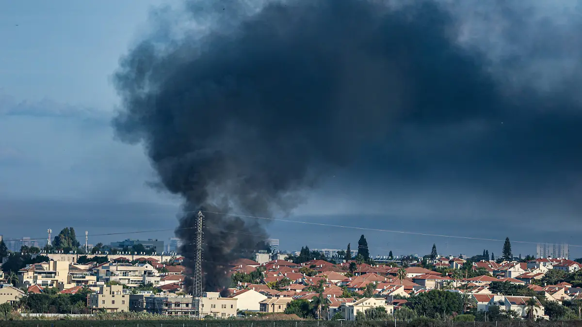 07.10.2023, Israel, Mazkeret Batya: Nach einem Raketenangriff aus Gaza-Stadt steigt Rauch aus Israel auf. Militante Palästinenser im Gazastreifen haben am frühen Samstag (07.10.2023) unerwartet Dutzende von Raketen auf Ziele in Israel abgefeuert und in mehreren Städten des Landes Warnsirenen ausgelöst, teilte die Armee mit. Foto: Ilia Yefimovich/dpa +++ dpa-Bildfunk +++