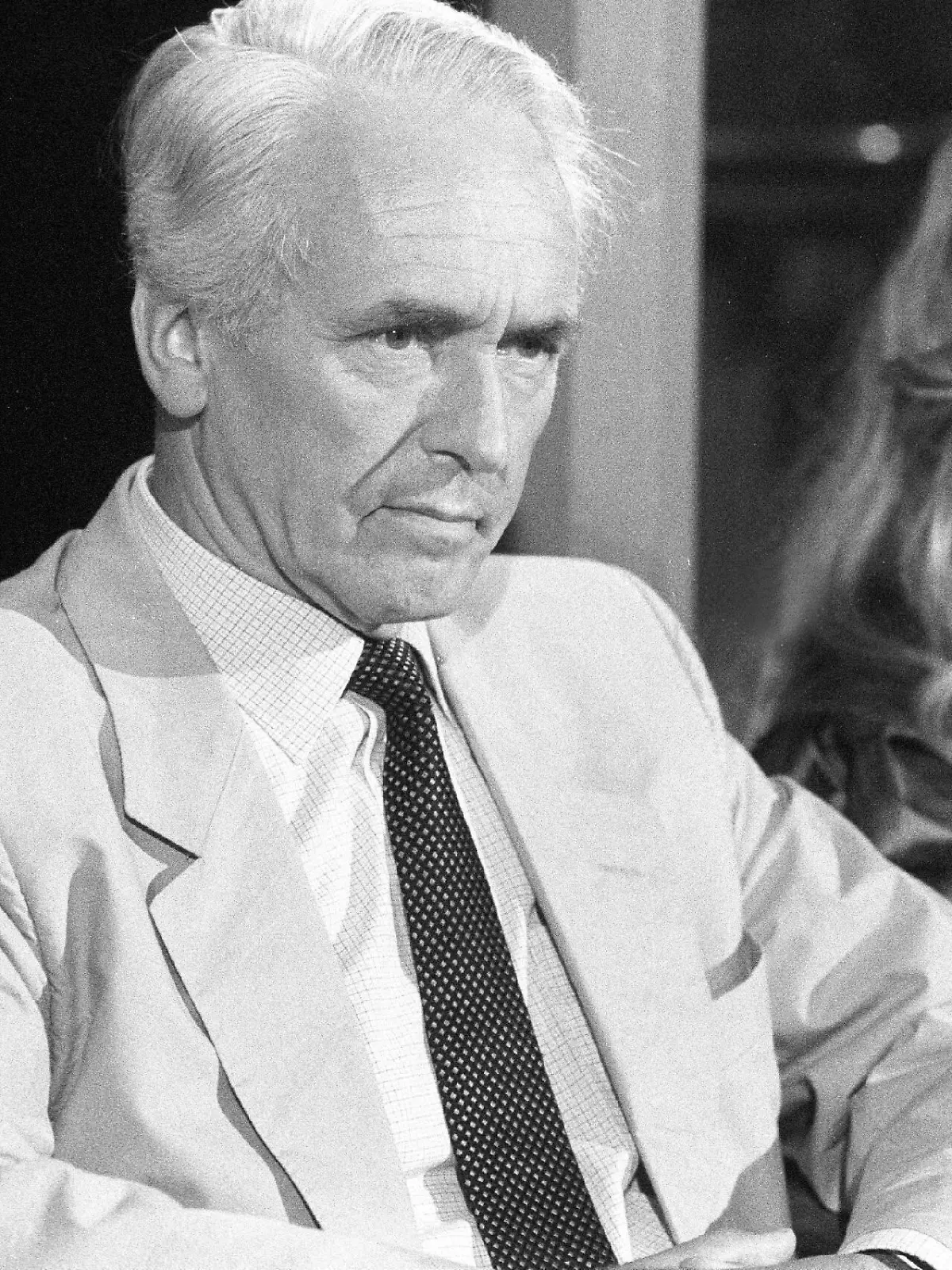  Wolf Schneider Journalist 8/85 vZ Wolf Schneider im August 1985 in der NDR-Talkshow 3 nach neun Mann deutsch Deutscher Deutschland kurzhaarig grauhaarig weißhaarig seriös Jackett Hemd Krawatte neutral ernst sitzen sitzend Querformat quer halb sw