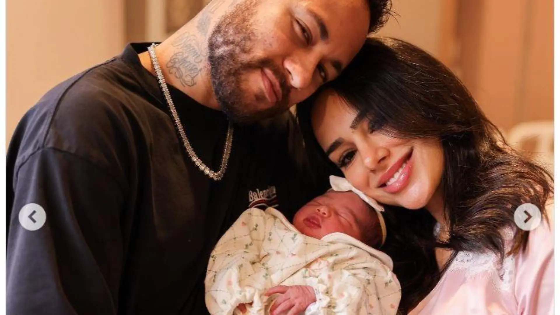 Neymar und Bruna mit Baby im Arm
