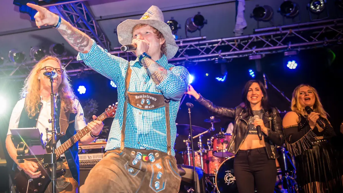 Sänger Ed Sheeren versteigert sein Oktoberfest-Outfit für den guten Zweck