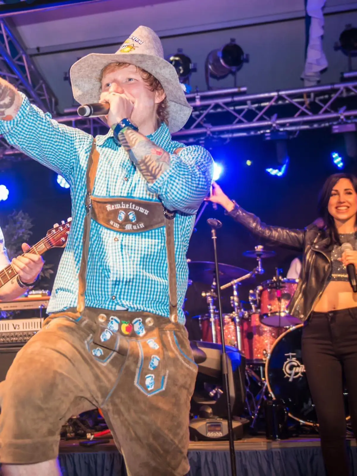 Sänger Ed Sheeren versteigert sein Oktoberfest-Outfit für den guten Zweck