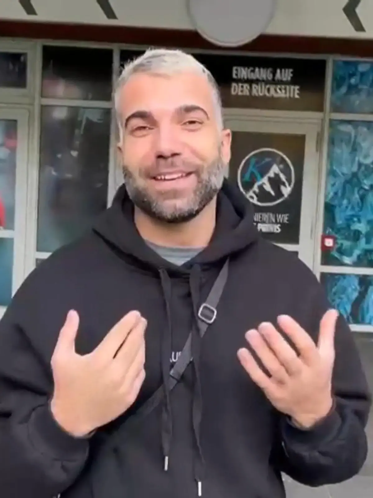 Bild zu: "Rafi Rachek - Realitystar ist jetzt Rettungssanitäter"