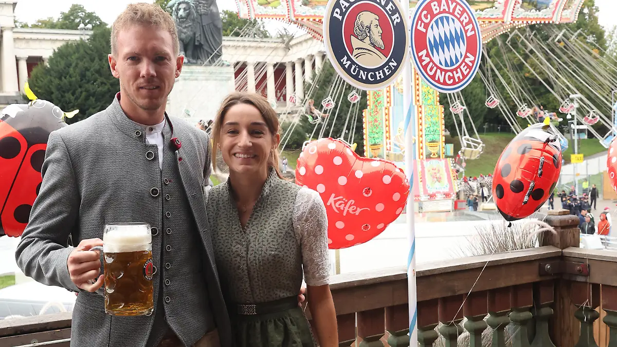 Trainer Julian NAGELSMANN Bayern Muenchen mit Freundin Lena Wurzenberger in Lederhosen,Tracht mit Mass Bier. Fussball FC Bayern Muenchen, traditioneller Oktoberfestbesuch in der Kaefer Schaenke am 18.09.2022 in Muenchen/ Deutschland. *** Coach Julian NAGELSMANN Bayern Muenchen with girlfriend Lena Wurzenberger in lederhosen,traditional costume with mass of beer football FC Bayern Muenchen, traditional Oktoberfest visit in the Kaefer Schaenke on 18 09 2022 in Munich Germany