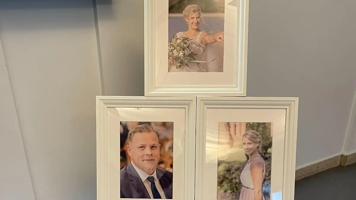 Die Angehörigen stellen Fotos der Opfer vor den Gerichtssaal. Sie wollen den Toten ein Gesicht geben.