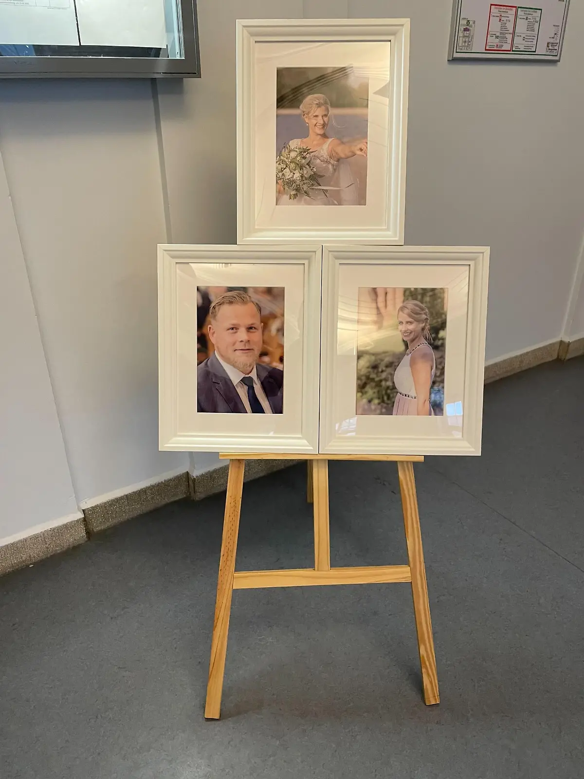 Die Angehörigen stellen Fotos der Opfer vor den Gerichtssaal. Sie wollen den Toten ein Gesicht geben.