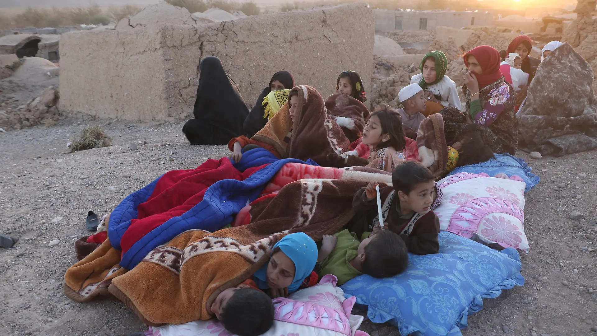 07.10.2023, Afghanistan, Herat: Menschen, die von Erdbeben betroffen sind, ruhen im Freien aus. Nach mehreren starken Erdbeben in Afghanistan sind nach Einschätzungen der Vereinten Nationen (UN) mehr als 100 Menschen ums Leben gekommen. Zudem seien in der betroffenen Region Hunderte Häuser zerstört worden, teilte das UN-Nothilfebüro OCHA am Samstag mit. Foto: Mashal/XinHua/dpa - ACHTUNG: Nur zur redaktionellen Verwendung und nur mit vollständiger Nennung des vorstehenden Credits +++ dpa-Bildfunk +++