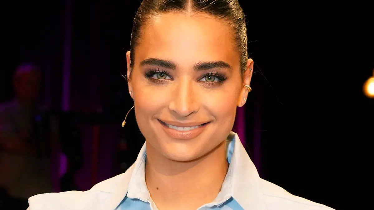 Amira Pocher bei der MDR/rbb-Talkshow 'Riverboat' im Studio A im rbb Fernsehzentrum Berlin. Berlin, 24.06.2022 / 240622