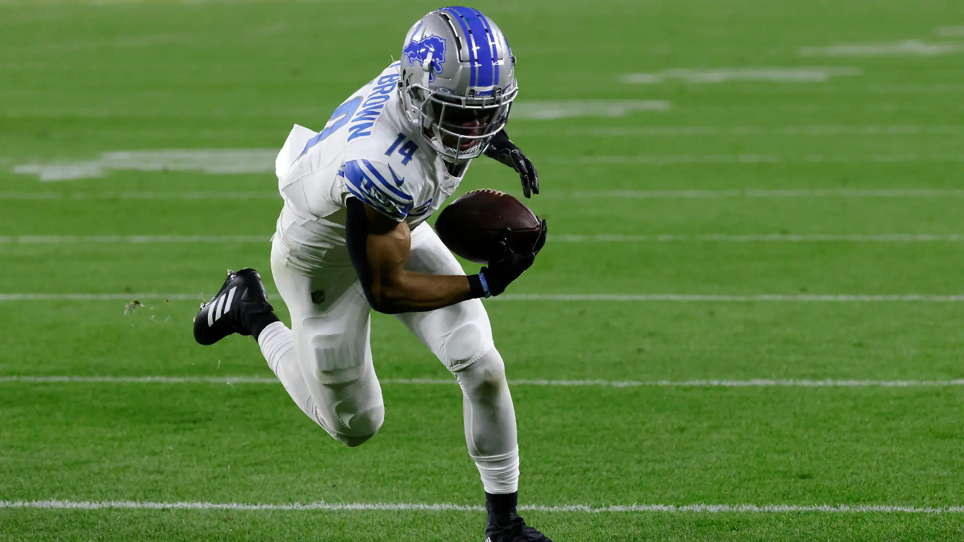 28.09.2023, USA, Green Bay: American Football: Profiliga NFL, Hauptrunde, Green Bay Packers - Detroit Lions. Detroit Lions Wide Receiver Amon-Ra St. Brown (14) fängt einen 24-Yard-Touchdown-Pass. Foto: Mike Roemer/AP/dpa +++ dpa-Bildfunk +++