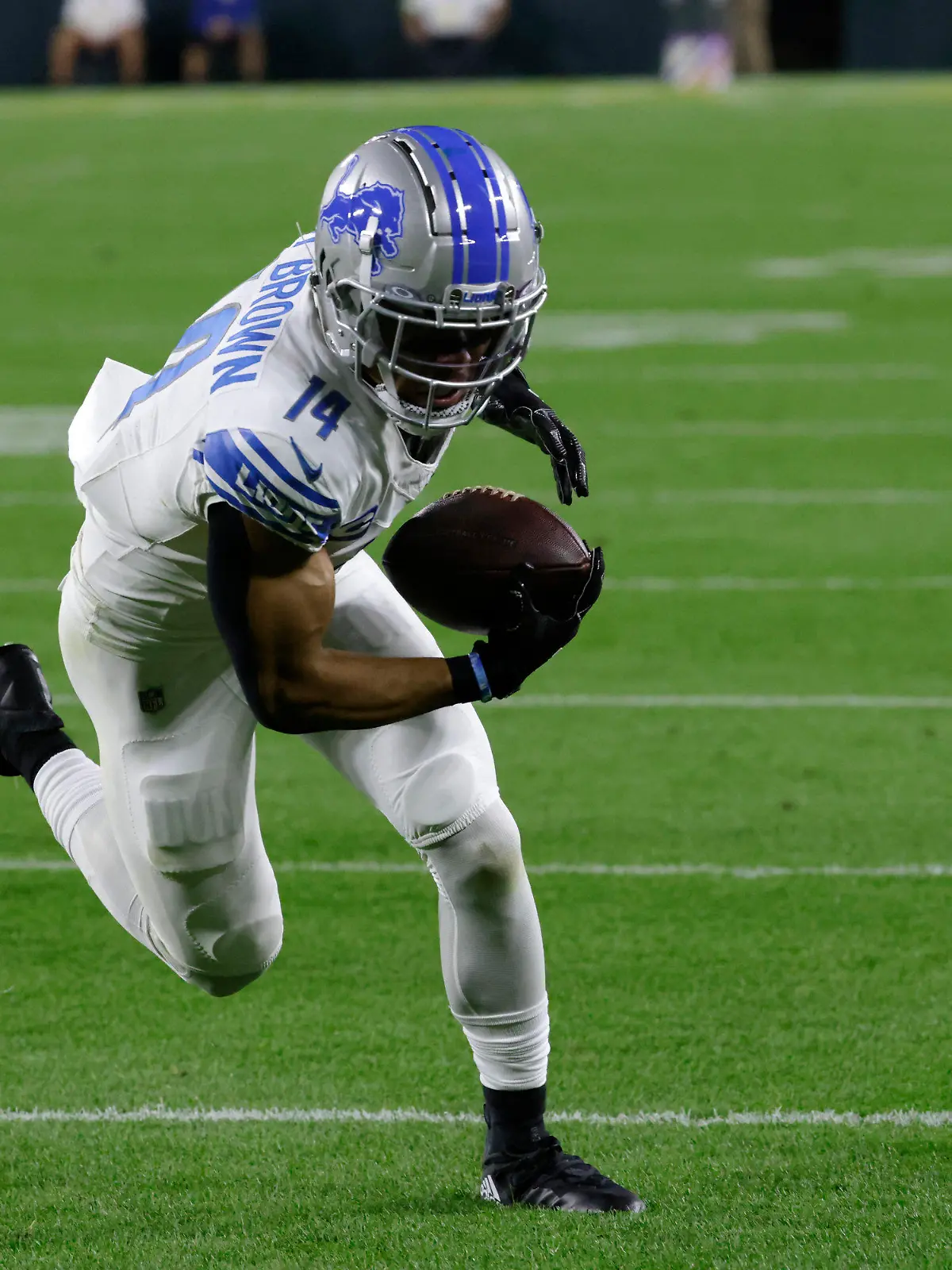 28.09.2023, USA, Green Bay: American Football: Profiliga NFL, Hauptrunde, Green Bay Packers - Detroit Lions. Detroit Lions Wide Receiver Amon-Ra St. Brown (14) fängt einen 24-Yard-Touchdown-Pass. Foto: Mike Roemer/AP/dpa +++ dpa-Bildfunk +++