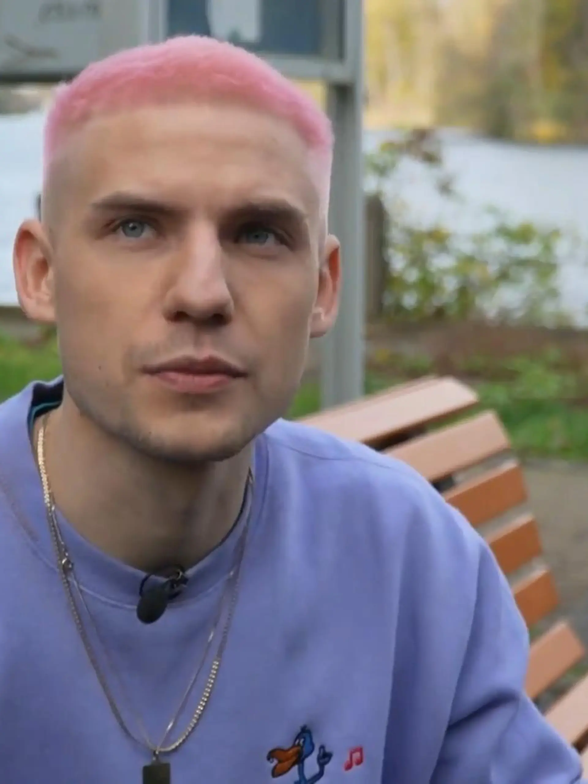 GZSZ-Star Lennart Borchert hat 2020 die Diagnose Hodenkrebs gestellt bekommen. Nach einer fünftätigen Chemotherapie vielen dem Schauspieler die Haare aus, woraufhin er für seine Rolle bei GZSZ eine Perücke trug.