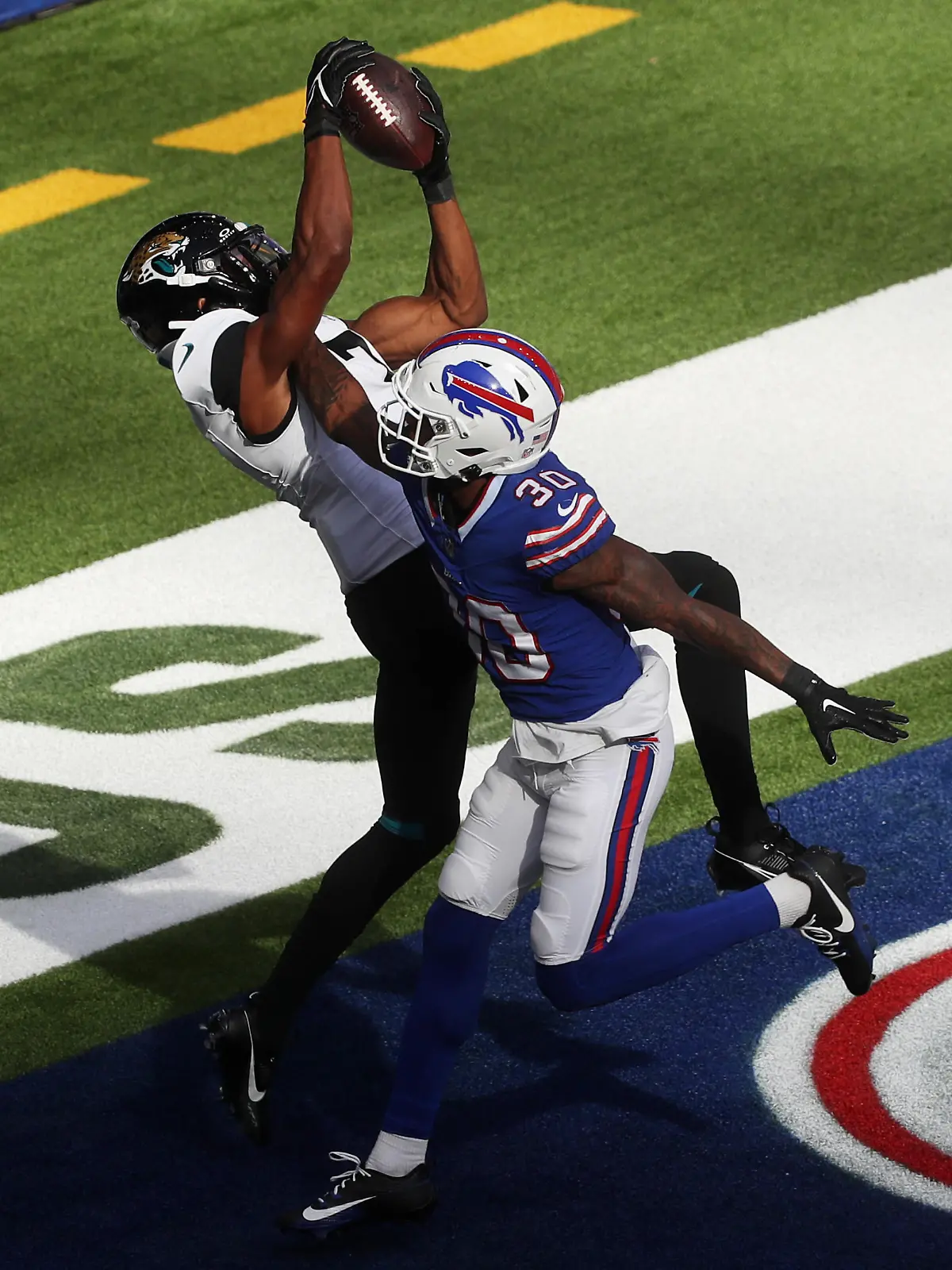 LONDON, ENGLAND - OCTOBER 08: Zay Jones #7 of the Jacksonville Jaguars scores a touchdown in the first Quarter during the NFL Match between Jacksonville Jaguars and Buffalo Bills at Tottenham Hotspur Stadium on October 08, 2023 in London, England. (Photo by Henry Browne/Getty Images)