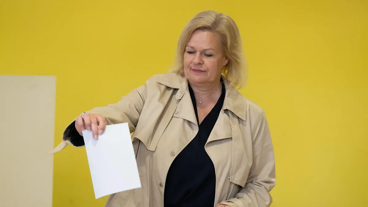 08.10.2023, Hessen, Schwalbach: Nancy Faeser (SPD), Spitzenkandidatin der SPD und Bundesinnenministerin, gibt in einem Wahllokal in Schwalbach am Taunus ihre Stimme für die Landtagswahl ab. In Hessen findet am Sonntag die Wahl zum 21. Hessischen Landtag statt. Foto: Boris Roessler/dpa +++ dpa-Bildfunk +++