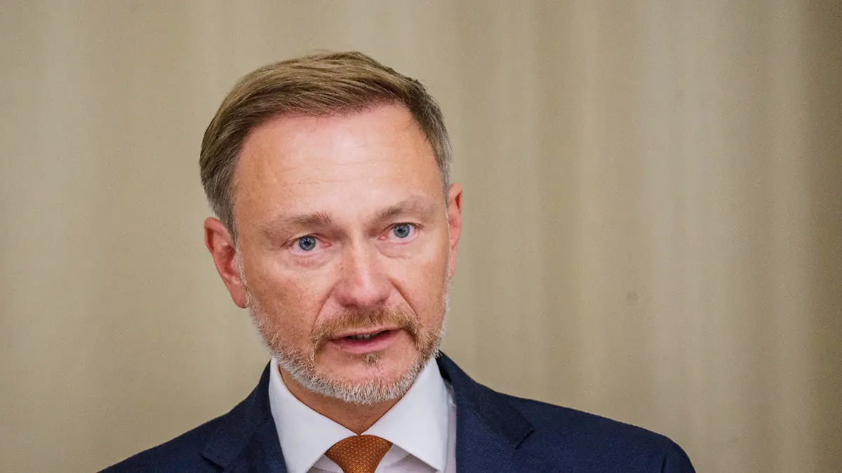 01.10.2023, Hessen, Frankfurt/Main: Christian Lindner (FDP), Bundesfinanzminister, spricht bei einer Pressekonferenz. Im Rahmen eines Deutsch-chinesischen Finanzdialogs tauschen sich Bundesfinanzminister Lindner und der stellvertretende Ministerpräsident der Volksrepublik China, He Lifeng, zu verschiedenen Themen aus. Auf der Agenda stehen unter anderem die aktuellen globalen makroökonomischen Entwicklungen, internationale Verschuldung sowie Fragen der Regulierung und des Marktzugangs, insbesondere für Finanzdienstleister. Foto: Andreas Arnold/dpa +++ dpa-Bildfunk +++